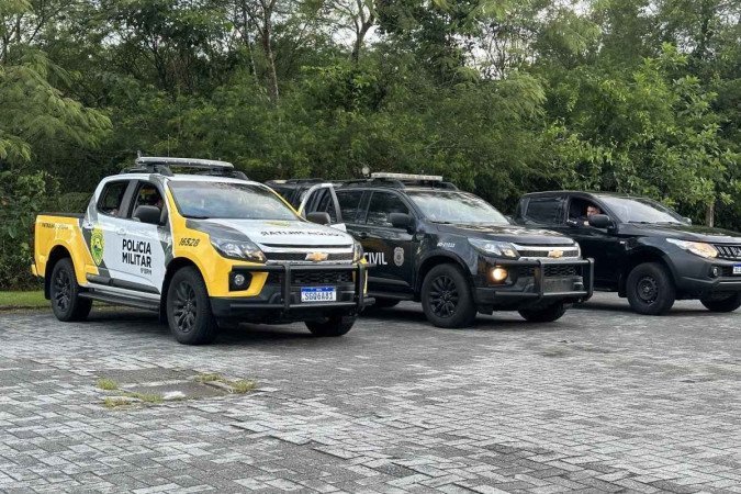 A polícia segue investigando o crime.