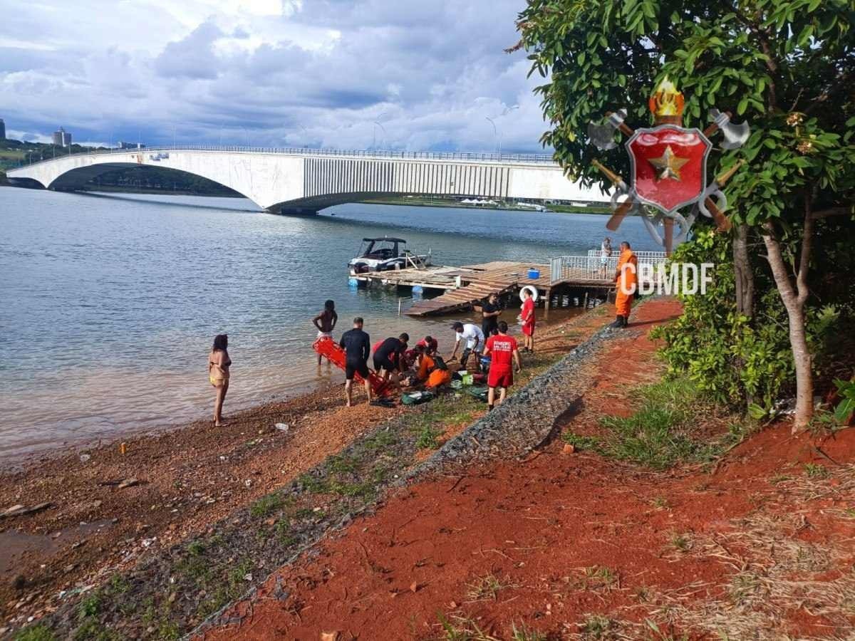 Bombeiros socorrem banhista que se afogou no Lago Paranoá, perto da Ponte Honestino Guimarães 