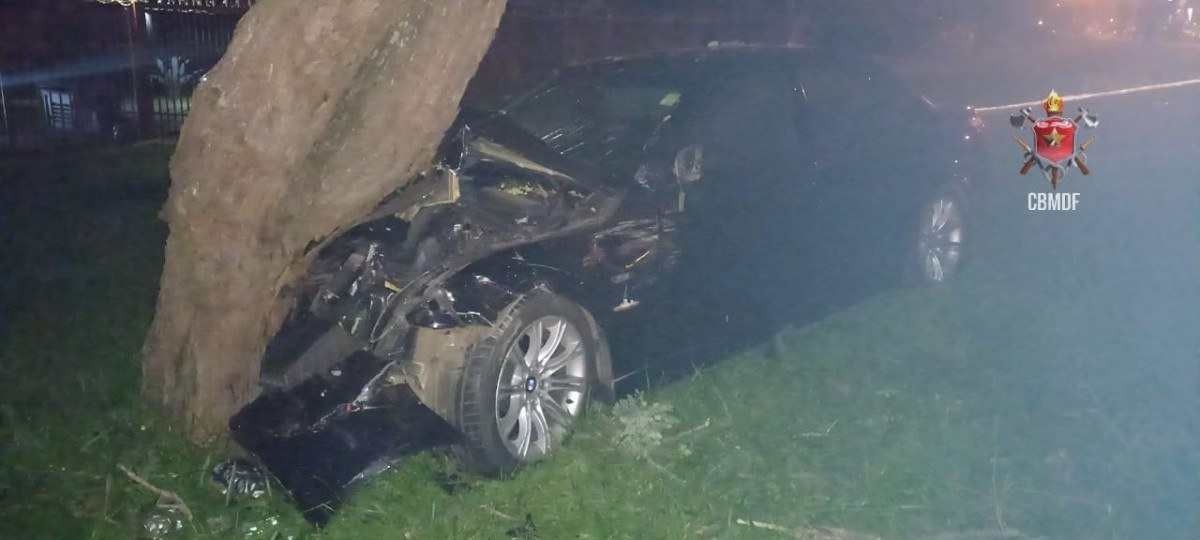 Motorista de BMW 5501 preta bate em árvore após colidir com carro no Park Way