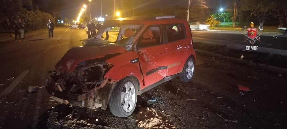 Kia Soul vermelho fica destruído após motorista colidir com BMW preta, no Park Way