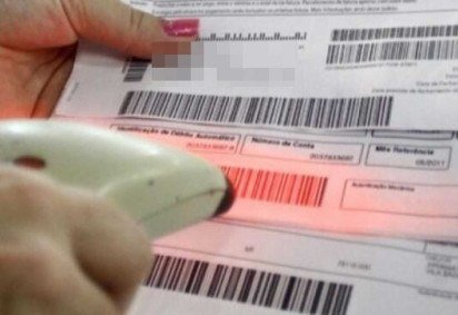 Os boletos de pagamento comprometem quase metade de tudo o que ganham as famílias brasileiras, apesar do alto custo das dívidas -  (crédito: Arquivo/Agência Brasil) -Os boletos de pagamento comprometem quase metade de tudo o que ganham as famílias brasileiras, apesar do alto custo das dívidas -  (crédito: Arquivo/Agência Brasil)