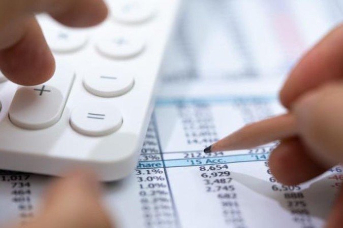 Economista ressalta que estão no radar do governo medidas para cortar impostos, como aumentar a faixa de isenção do IR, quanto aumentar tributos, como o retorno da taxação de dividendos -  (crédito: Getty Images)