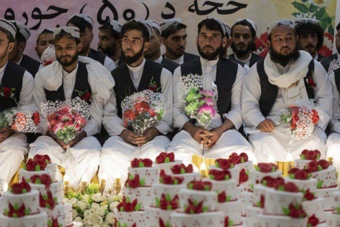 Cerimônias compartilhadas se tornaram uma prática crescente para reduzir o alto custo dos casamentos tradicionais -  (crédito: GETTY IMAGES)