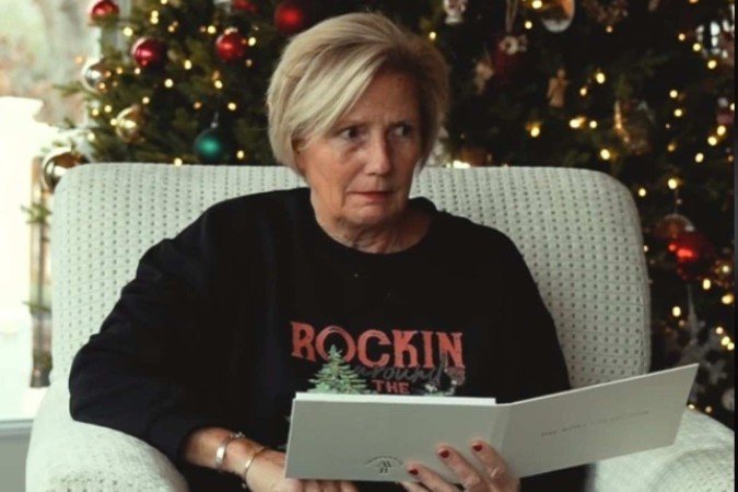 Mãe do influenciador Philip, Trish Willet, recebendo o presente de natal - (crédito: Reprodução/ Tiktok/ phillipwillett) Mãe do influenciador Philip, Trish Willet, recebendo o presente de natal - (crédito: Reprodução/ Tiktok/ phillipwillett)