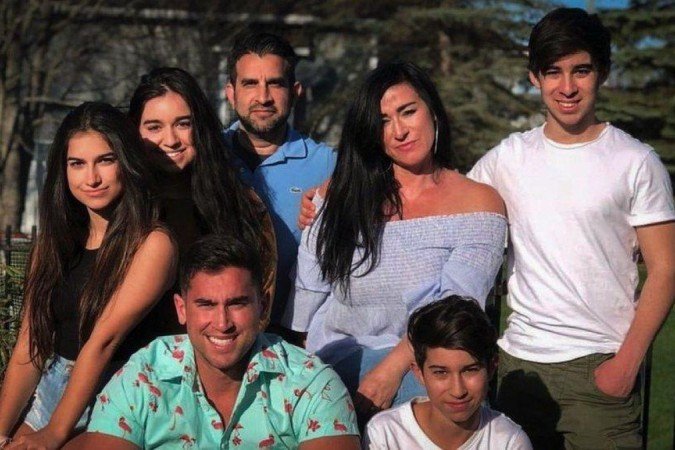 Liam Anand, à direita, com sua mãe Nadine, seu pai Sanjiv e quatro irmãos e irmãs - (crédito: Arquivo da família) Liam Anand, à direita, com sua mãe Nadine, seu pai Sanjiv e quatro irmãos e irmãs - (crédito: Arquivo da família)