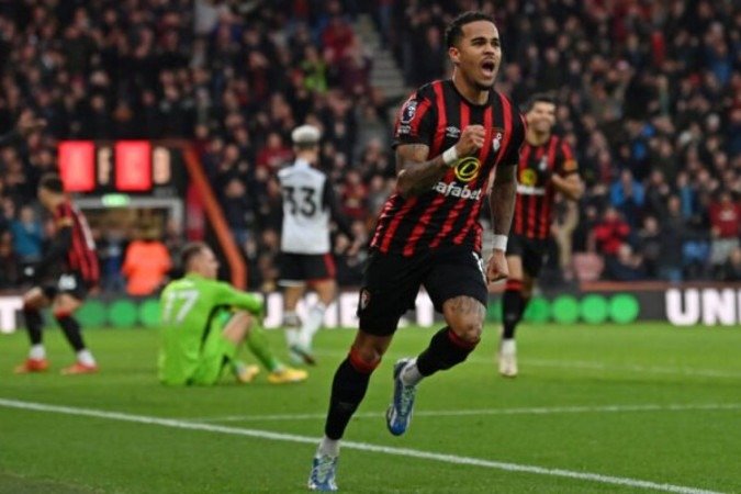 Justin Kluivert comemora primeiro gol da partida - Foto: GLYN KIRK/AFP via Getty Images -  (crédito: Foto: GLYN KIRK/AFP via Getty Images)