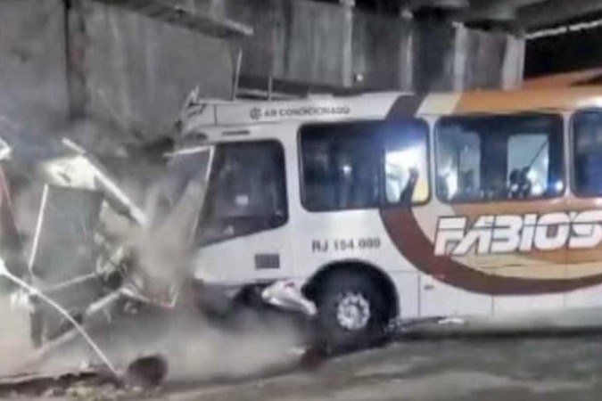 Testemunhas relataram que o ônibus que fazia o trajeto entre Duque de Caxias e Pilares perdeu o controle, ficou desgovernado e arrastou carros - (crédito: Reprodução/Redes sociais) Testemunhas relataram que o ônibus que fazia o trajeto entre Duque de Caxias e Pilares perdeu o controle, ficou desgovernado e arrastou carros - (crédito: Reprodução/Redes sociais)