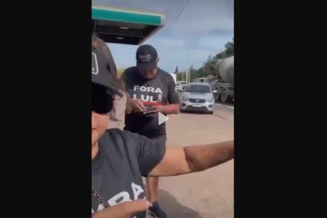PF aborda manifestantes que protestavam contra Lula em Macapá - (crédito: Reprodução/Redes sociais) PF aborda manifestantes que protestavam contra Lula em Macapá - (crédito: Reprodução/Redes sociais)