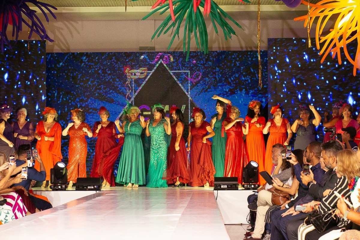 Desfile GMV Fashion Show com mulheres da terceira idade. 