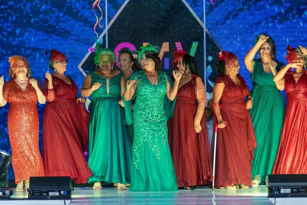 Desfile de moda enaltece a beleza das mulheres da terceira idade no DF