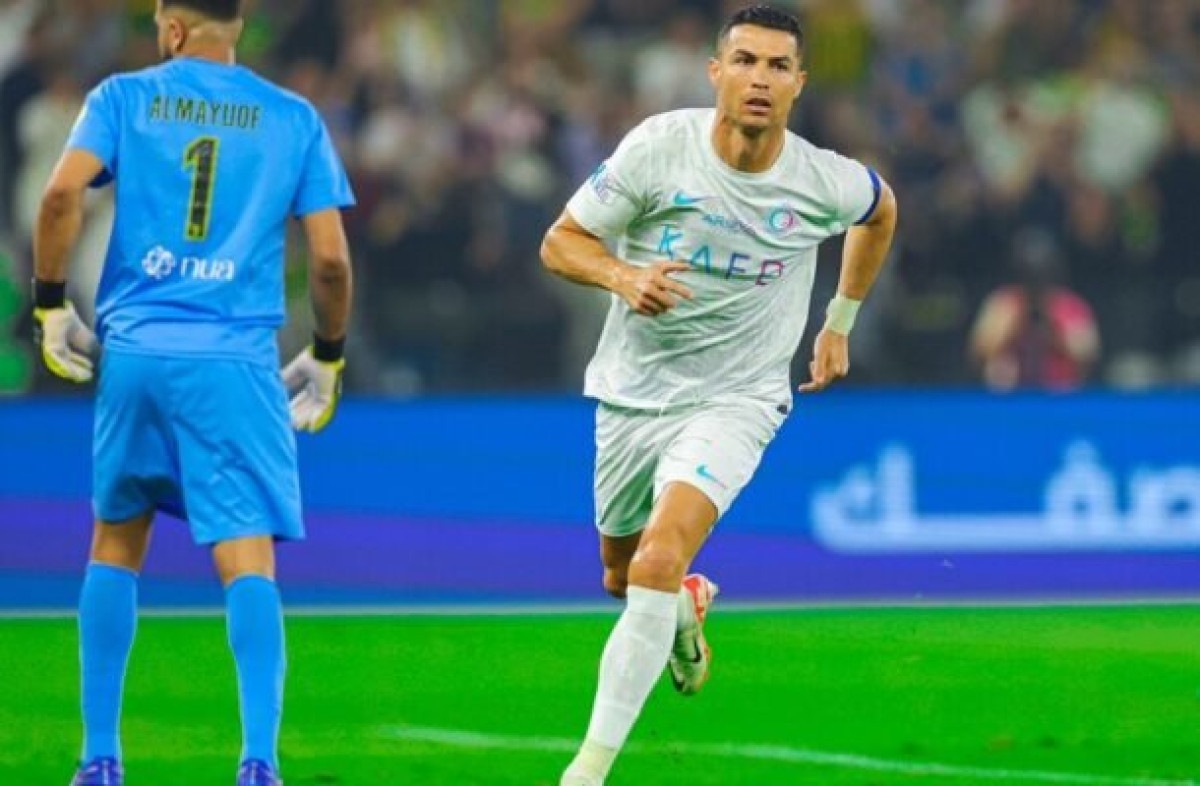 Cristiano Ronaldo faz dois de pênalti, Al-Nassr goleia e segue na caça ao líder