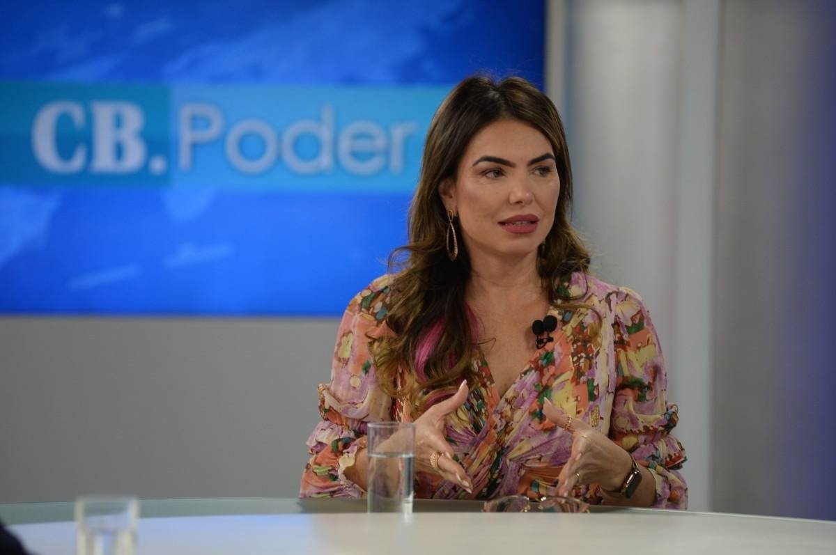  26/12/2023. Crédito: Minervino Júnior/CB/D.A Press. Brasil.  Brasilia - DF. CB Poder entrevista a Deputada Distrital Paula Belmonte, na bancada a jornalista Adriana Bernardes e Arthur de Souza.