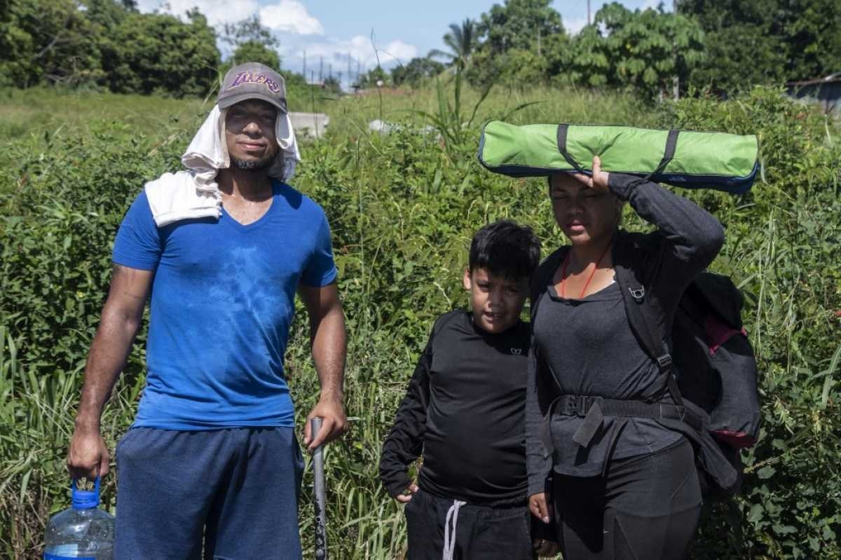       O migrante venezuelano Marcel Maldonado (L), seu filho Samuel Maldonado (C) e sua esposa Andrea Loreto (R) estão no Paso Canoas em Puntarenas, Costa Rica, em 28 de setembro de 2023