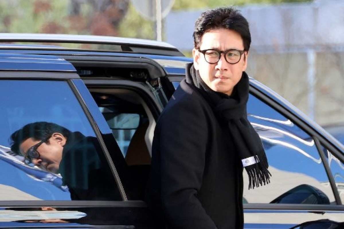 Esta foto tirada em 23 de dezembro de 2023 mostra o ator sul-coreano Lee Sun-kyun chegando a uma delegacia de polícia em Incheon para interrogatório policial sobre seu suposto uso de maconha e outras drogas psicoativas