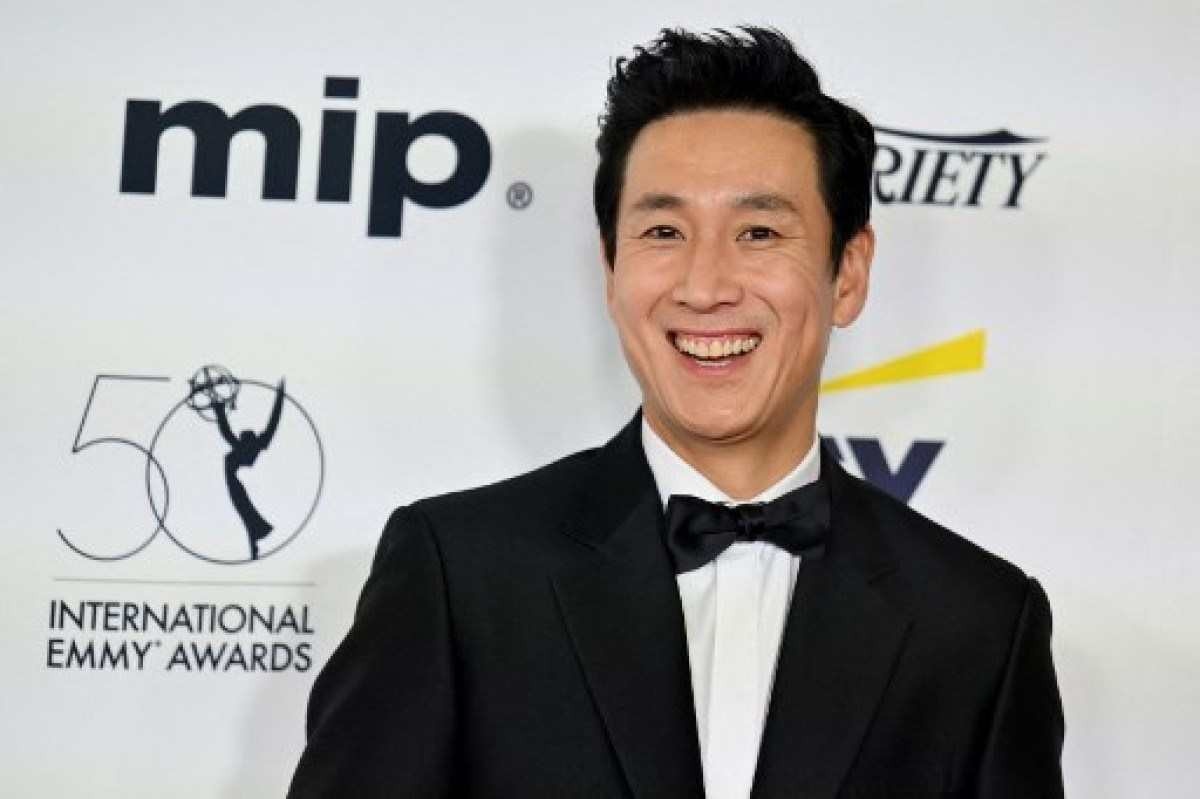 O ator sul-coreano Lee Sun-kyun chega para o 50º Prêmio Emmy Internacional no New York Hilton Hotel, na cidade de Nova York, em 21 de novembro de 2022