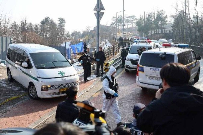 Uma ambulância carregando o corpo do ator sul-coreano Lee Sun-kyun sai de um parque no centro de Seul em 27 de dezembro de 2023. O ator sul-coreano Lee Sun-kyun, mais conhecido por seu papel no filme vencedor do Oscar Uma ambulância carregando o corpo do ator sul-coreano Lee Sun-kyun sai de um parque no centro de Seul em 27 de dezembro de 2023. O ator sul-coreano Lee Sun-kyun, mais conhecido por seu papel no filme vencedor do Oscar