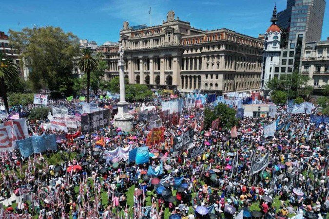 Manifestantes do Central Geral dos Trabalhadores da Argentina se reuniram na frente do Palácio da Justiça em oposição a Milei nesta quarta-feira (27/12). -  (crédito: Luis ROBAYO / AFP)