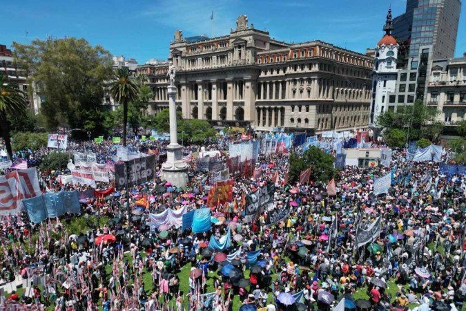 Multidão em frente ao Palácio da Justiça, ponto final da marcha que reuniu cerca de 20 mil pessoas no terceiro protesto contra Multidão em frente ao Palácio da Justiça, ponto final da marcha que reuniu cerca de 20 mil pessoas no terceiro protesto contra