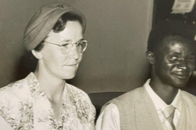 Decisão da britânica Ruth Holloway e do queniano John Kimuyu de se casarem ganhou páginas dos jornais  -  (crédito: Arquivo pessoal)