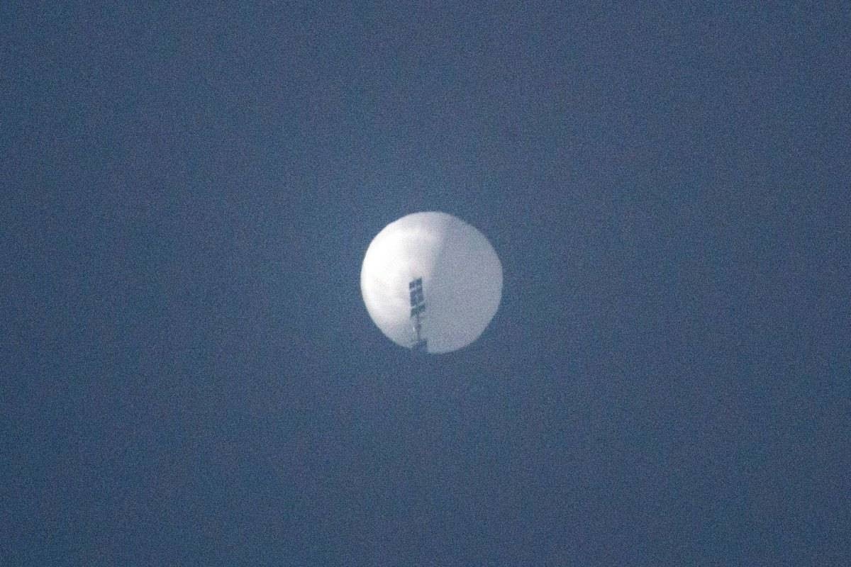 Foto de arquivo tirada em 01 de fevereiro de 2023 e divulgada em 2 de fevereiro mostra um suposto balão espião chinês no céu sobre Billings, Montana