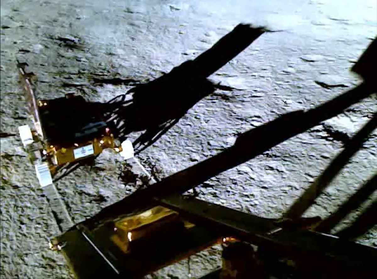 Esta captura de tela tirada e divulgada pela Organização Indiana de Pesquisa Espacial (ISRO) em 25 de agosto de 2023 mostra o rover Chandrayaan-3 enquanto ele manobra do módulo lunar até a superfície da Lua