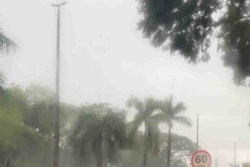 Alagamento na L2 Norte, na altura da 402: área é uma das que fazem parte da primeira etapa do programa Drenar DF -  (crédito: Roberto Fonseca/CB/D.A.Press)