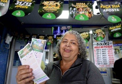 Maria da Silva Pereira participa de um bolão com amigos -  (crédito:  Marcelo Ferreira/CB/D.A Press)