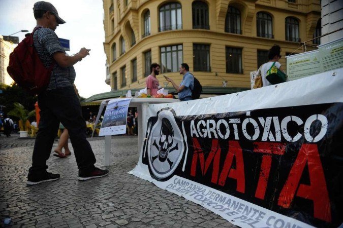 Ato no Rio de Janeiro contra agrotóxicos. PL propunha dar controle do licenciamento ao Ministério da Agricultura - (crédito: Fernando Frazão/Agência Brasil) Ato no Rio de Janeiro contra agrotóxicos. PL propunha dar controle do licenciamento ao Ministério da Agricultura - (crédito: Fernando Frazão/Agência Brasil)