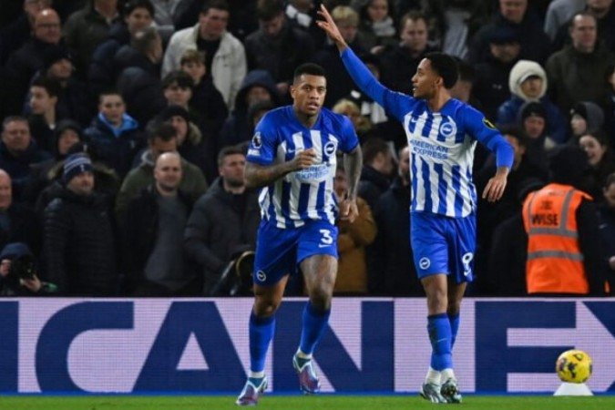 Hinshelwood fora da foto, chuta para fazer o primeiro gol do Brigthon sobre o Tottenham - (crédito: Foto: Glyn Kirk/AFP via Getty Images) Hinshelwood fora da foto, chuta para fazer o primeiro gol do Brigthon sobre o Tottenham - (crédito: Foto: Glyn Kirk/AFP via Getty Images)