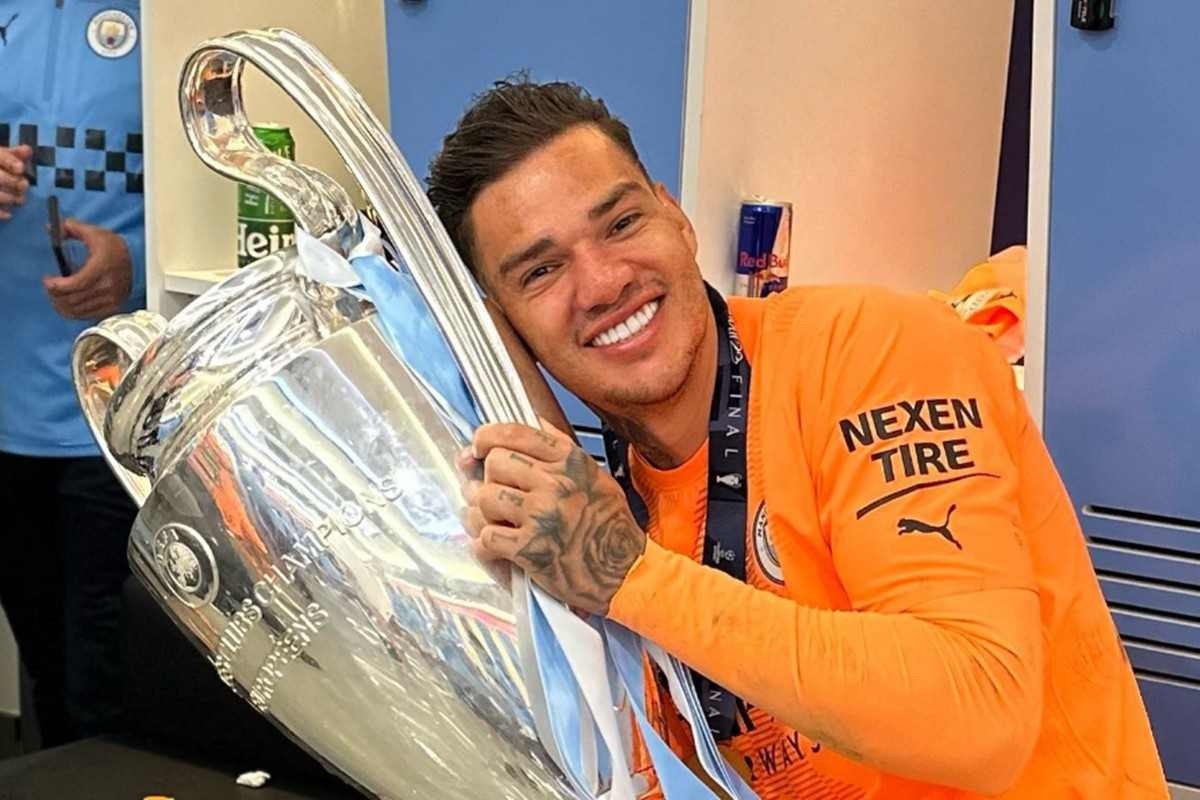 Ederson conquista prêmio de melhor goleiro do mundo em 2023 pela IFFHS