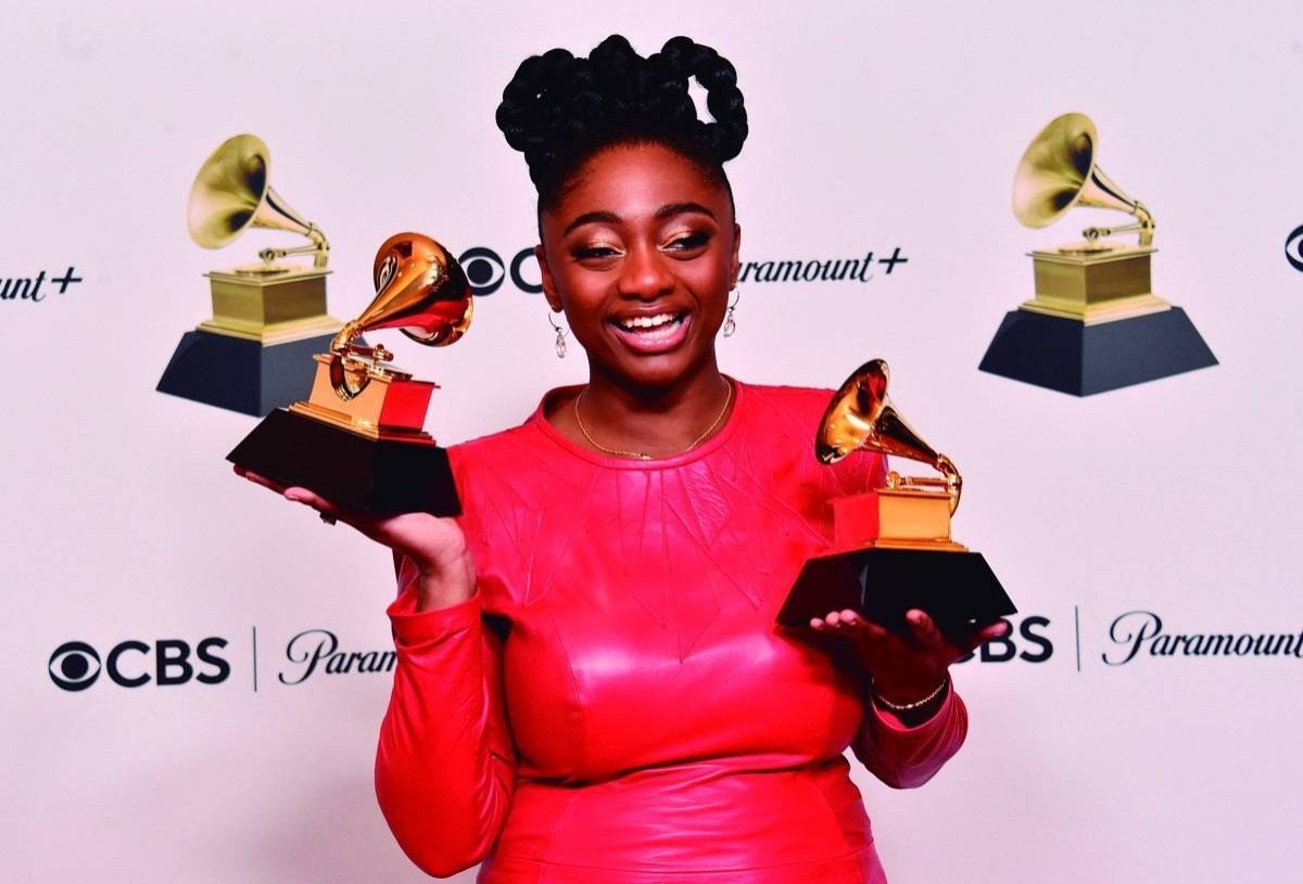  Samara Joy posa com os prêmios de Melhor Novo Artista e Melhor Álbum Vocal de Jazz por Linger Awhile na sala de imprensa durante o 65º GRAMMY Awards  