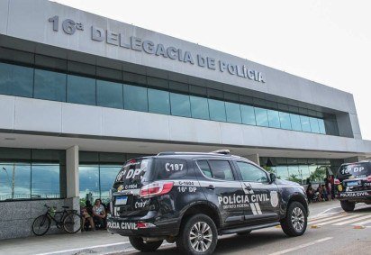 O homem foi conduzido &agrave; 16&ordf; Delegacia de Pol&iacute;cia, onde foram tomadas medidas legais cab&iacute;veis -  (crédito:  Kayo Magalh&atilde;es/CB/D.A Press) -O homem foi conduzido &agrave; 16&ordf; Delegacia de Pol&iacute;cia, onde foram tomadas medidas legais cab&iacute;veis -  (crédito:  Kayo Magalh&atilde;es/CB/D.A Press)