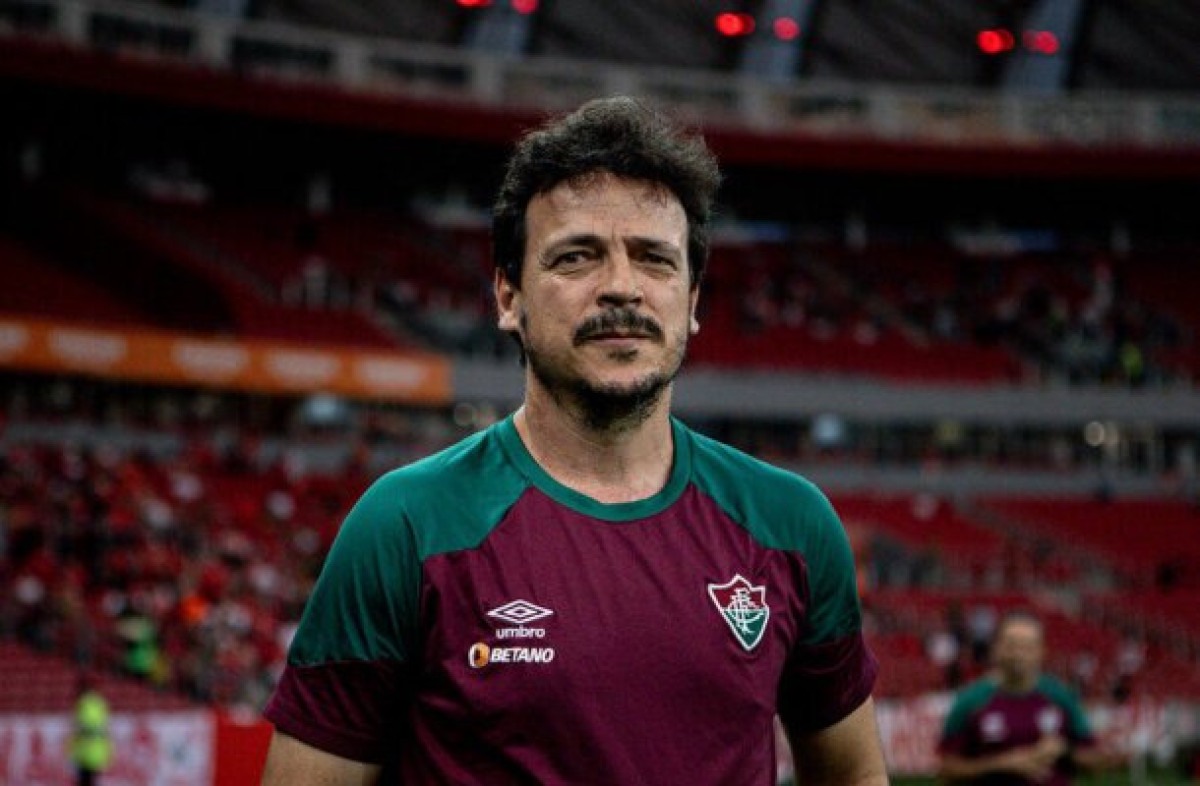 Diniz, técnico do Fluminense, supera grandes nomes e fica no top5 do ranking da IFFHS