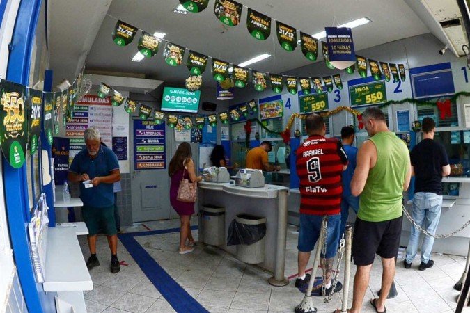 As casas lotéricas geralmente fecham aos domingos e feriados, mas a Caixa dá autonomia aos proprietários para abrirem amanhã - (crédito: Ed Alves/CB/DA.Press) As casas lotéricas geralmente fecham aos domingos e feriados, mas a Caixa dá autonomia aos proprietários para abrirem amanhã - (crédito: Ed Alves/CB/DA.Press)