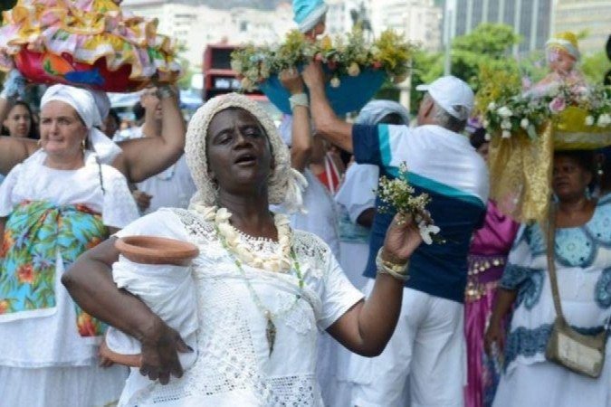 Nas festas de Iemanjá, devotos vestem branco e levam flores como oferenda - (crédito: ABR) Nas festas de Iemanjá, devotos vestem branco e levam flores como oferenda - (crédito: ABR)