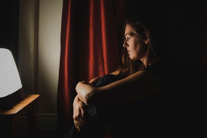 Pesquisadores estão investigando se lâmpadas usadas para tratamento do transtorno afetivo sazonal também podem ajudar a combater depressão não sazonal -  (crédito: Getty Images)