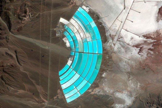 Recife Pearson, também conhecido como Ilha Phan Vinh, é agora muito maior do que seu tamanho original após dragagem de sucção pelo Vietnã -  (crédito: Maxar Technologies)