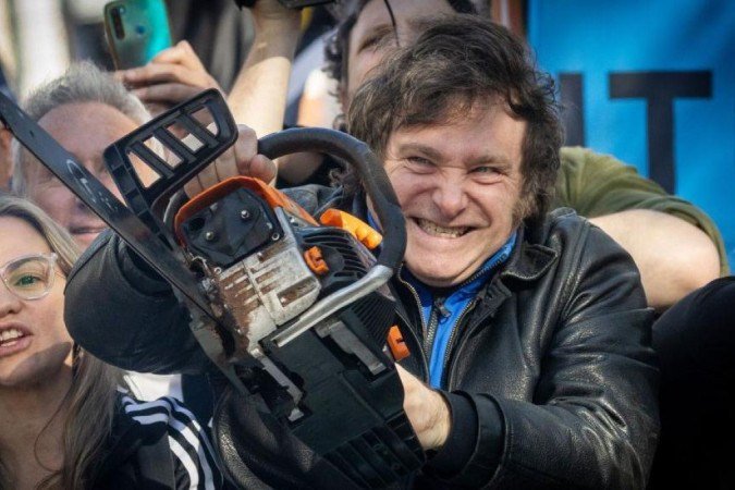 Javier Milei prometeu cortar drasticamente os gastos públicos, mas seu 'plano motosserra' veio acompanhado de grandes polêmicas - (crédito: Getty Images) Javier Milei prometeu cortar drasticamente os gastos públicos, mas seu 'plano motosserra' veio acompanhado de grandes polêmicas - (crédito: Getty Images)