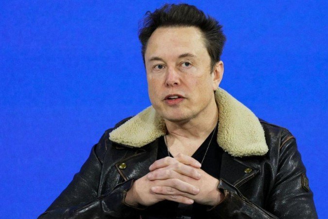 Sob o comando de Elon Musk, o X (antigo Twitter) perdeu metade da sua receita com publicidade -  (crédito: Getty Images)
