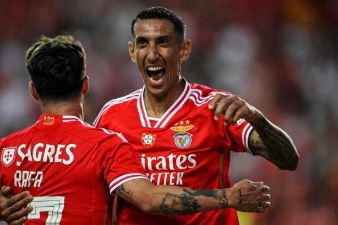 Di Maria (de vermelho) disputa a bola com Joao Nunes - (crédito: Foto: Patricia de Melo Moreira / AFP via Getty Images) Di Maria (de vermelho) disputa a bola com Joao Nunes - (crédito: Foto: Patricia de Melo Moreira / AFP via Getty Images)