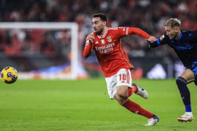 Kokcu tenta levar o Benfica ao ataque e Theo Fonseca, do Famalicão, vai atrás - (crédito: Foto: Patricia de Melo Moreira/AFP via Getty Images)) Kokcu tenta levar o Benfica ao ataque e Theo Fonseca, do Famalicão, vai atrás - (crédito: Foto: Patricia de Melo Moreira/AFP via Getty Images))