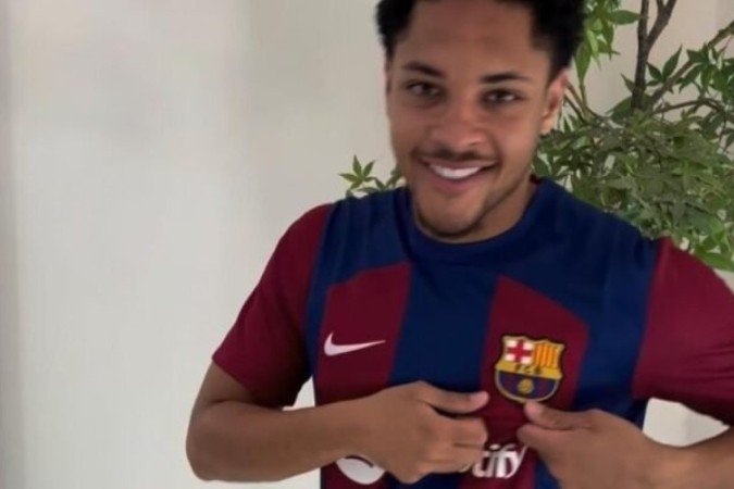 A venda de Vitor Roque do Athletico ao Barcelona por R$ 471 milhões na cotação da época, se tornou a mais cara da história do futebol brasileiro -  (crédito: Divulgação/FC Barcelona)