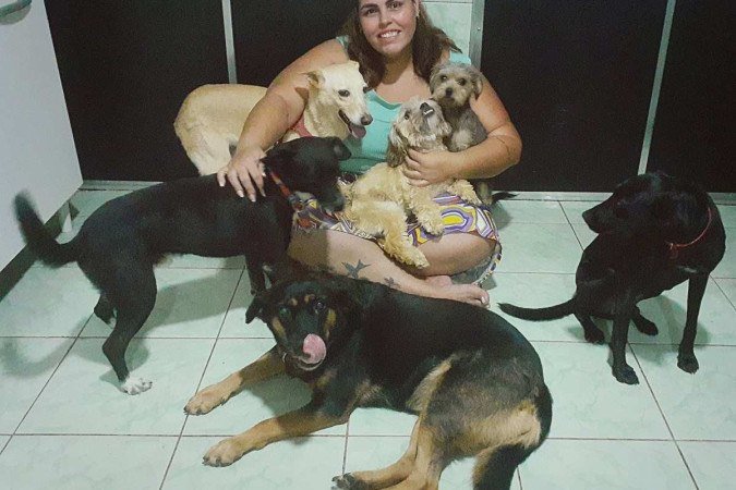 Hilka Guedes não se lembra qual foi a última vez que ou o ano novo fora de casa sem se preocupar com os 18 cães
- (crédito: Arquivo pessoal ) Hilka Guedes não se lembra qual foi a última vez que ou o ano novo fora de casa sem se preocupar com os 18 cães
- (crédito: Arquivo pessoal )