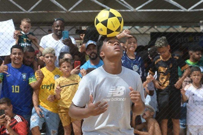 Endrick esbanjou talento no futevôlei durante evento beneficente em Santa Maria, em dezembro de 2023