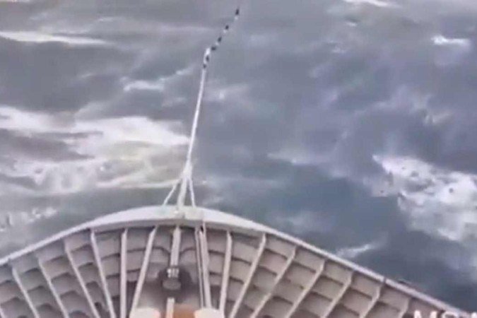 Navio MS Maud, atingido por onda gigante no mar da Dinamarca em 21 de dezembro -  (crédito: Reprodução/X)