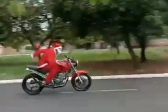 Motociclista cometia infrações no trânsito, como andar sem capacete, empinando a moto e fazendo arrancadas - (crédito: Reprodução/X @jheniralopes) Motociclista cometia infrações no trânsito, como andar sem capacete, empinando a moto e fazendo arrancadas - (crédito: Reprodução/X @jheniralopes)