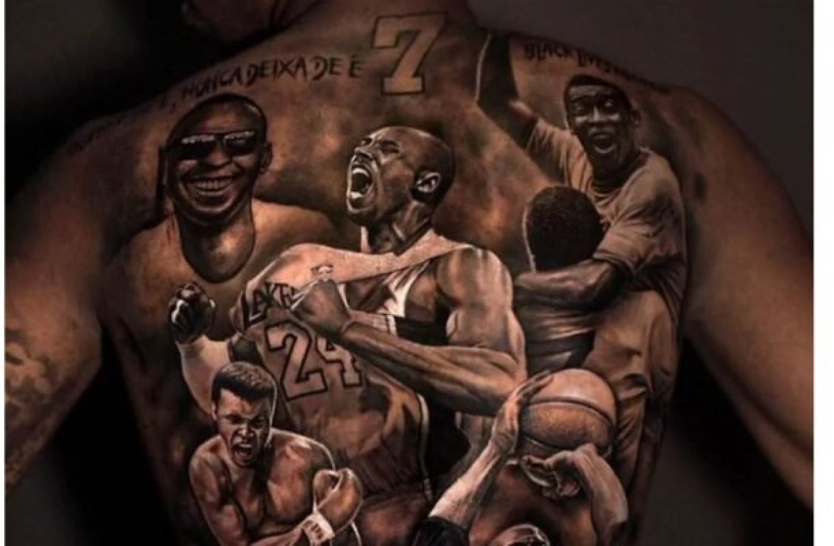 Vini Jr faz tatuagem que conta com Pelé e outras lendas do esporte