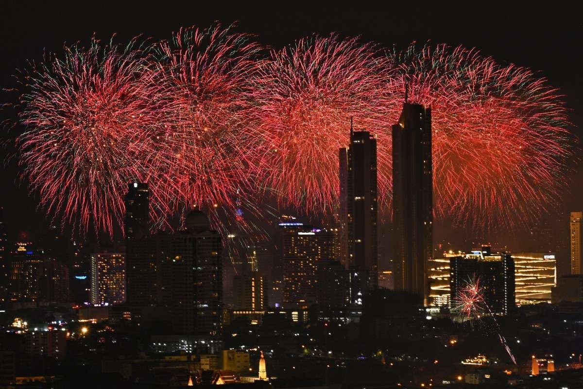  Fogos de artifício explodem no horizonte da cidade ao longo do rio Chao Phraya durante as celebrações da véspera de Ano Novo em Bangkok, em 1º de janeiro de 2024