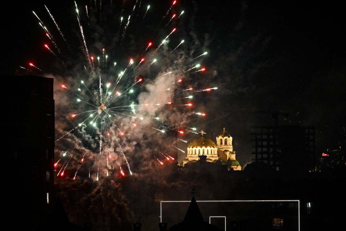 Fogos de artifício explodem na Catedral Aleksander Nevski, em Sófia, no início de 1º de janeiro de 2024