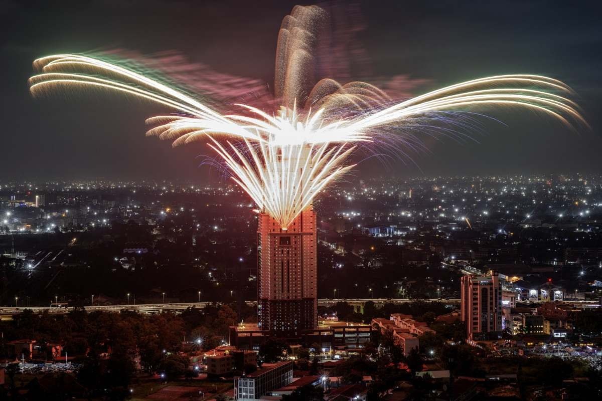 Fogos de artifício explodem no horizonte da cidade durante as celebrações da véspera de Ano Novo em Nairóbi, em 1º de janeiro de 2024